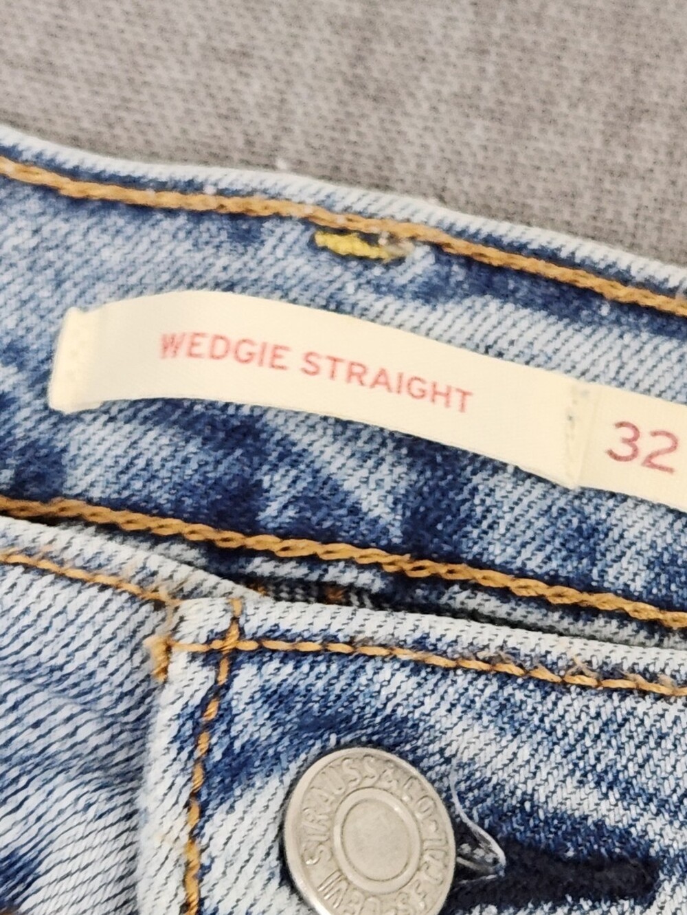 Levis Wedgie Strap Light Wash Distressed Style Denim Jeans. 32 × 28 - Picture 5 of 12